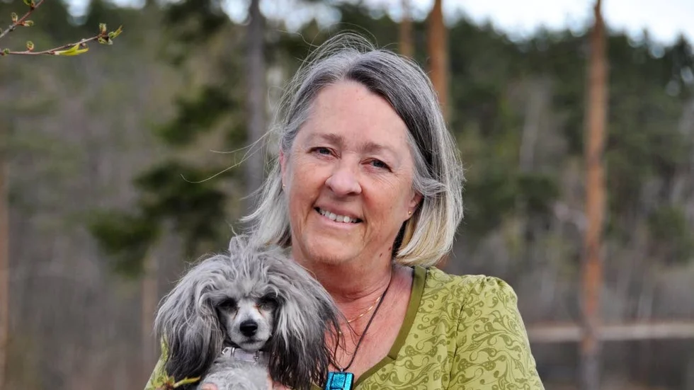 Elisabeth Lindström från Gimo, här tillsammans med hunden Timjan, miste sin son David för fyra år sedan. Nu arrangerar hon en ljusmanifestation i Uppsala domkyrka.