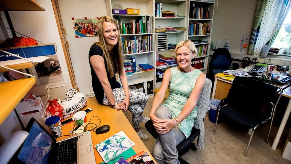 Nyanställda. Sofia Persson och Maria Asplund är nyanställda lärare på Lundellska skolan. Själva är de nöjda och trygga med sina jobb, men de känner ändå en viss oro inför framtiden.