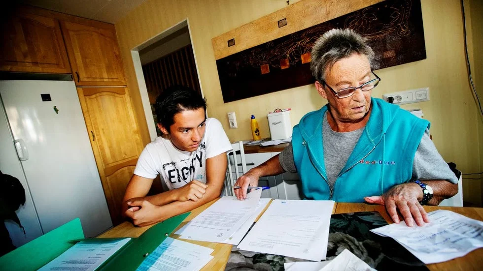 Lillemor Jancke är Sadeq Admadis tillförordnade vårdnadshavare. Vid skolstart är det en del papper att skriva under.
Foto: Tomas Lundin
