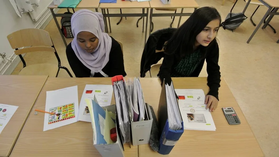 Decimaler. Aisha Abdi Mohamed coh Esra Nassan försöker hitta rätt bland matteuppgiftens decimaler.