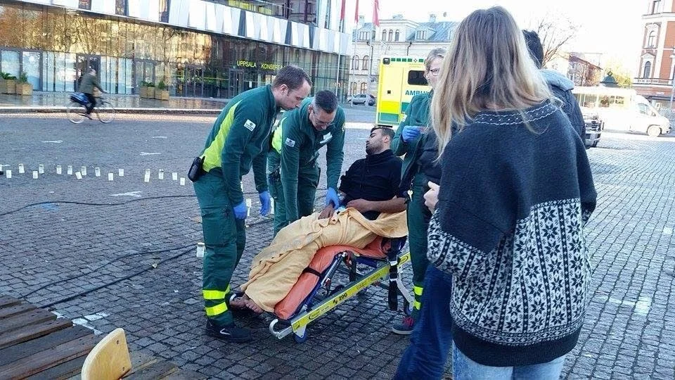 En av de hungerstrejkande palestinierna förs i ambulans till akuten.