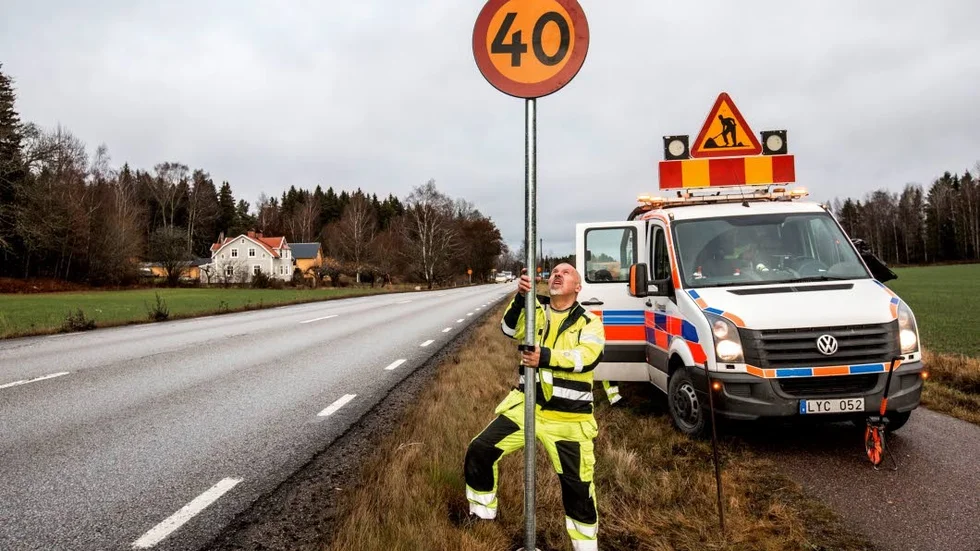 Servicetekniker Ulf Gustafsson monterar skyltar i Storvreta.