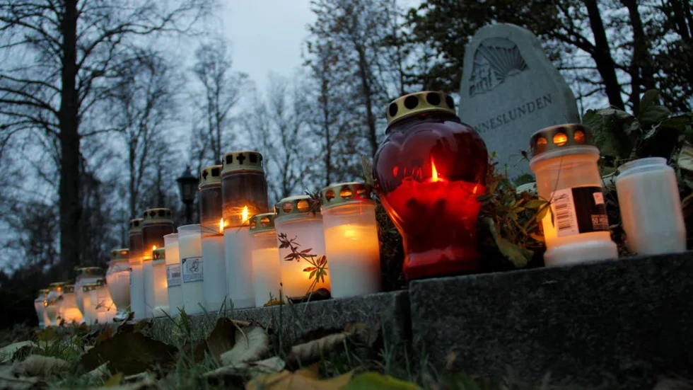 Ljus spred värme och anhöriga samlades för att minnas och hedra sina anhöriga vid Nathanelkyrkans minneslund på Alla helgons dag.