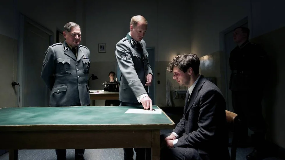 Artur Nebe (Burghart Klausner), Heinrich Mller (Johann von Blow), Protokollfhrerin (Lissy Pernthaler), Georg Elser (Christian Friedel)
Foto: Bernd Schuller