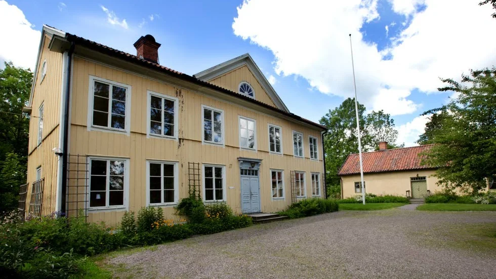 Till salu igen. Vänge prästgård verkar vara till salu igen, trots att en försäljning tidigare stoppades.