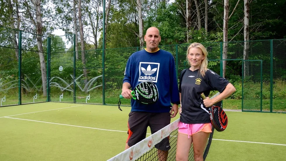 Andreas Ehrnvall på USIF-arena håller kurser i både tennis och padel. Frida Norén har just spelat sin första padelomgång.
