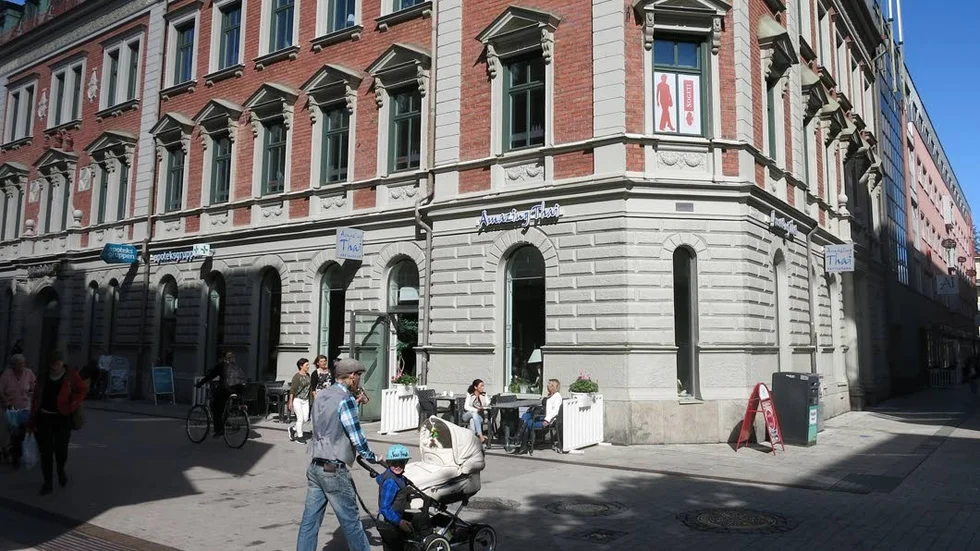 Amazing thai på Dragabrunnsgatan har också en uteservering som har solkänning vissa tider.