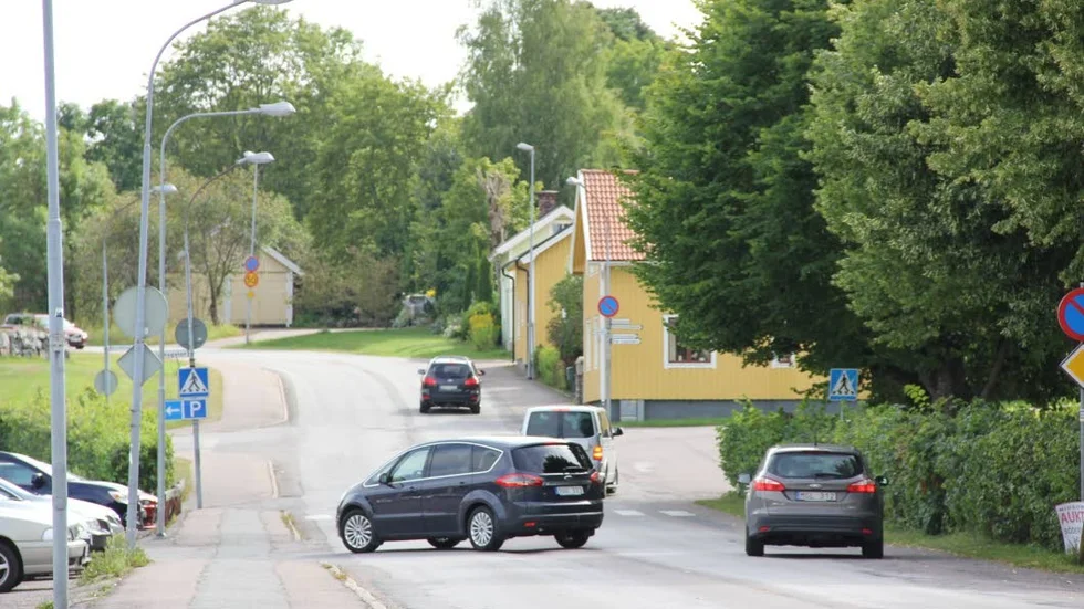 Biltrafik i Östhammar. Hastigheterna kommer att ändras i höst, och i de flesta fall gäller det för bilisterna att lätta på gasen i Östhammars tätort.