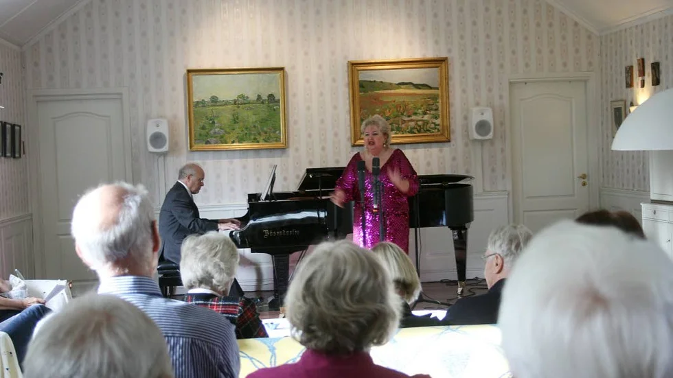 Vid senaste konserten i den tidigare hemvärnsgården i Östervåla fanns operastjärnan Siv Wennberg på plats och bjöd på skönsång.