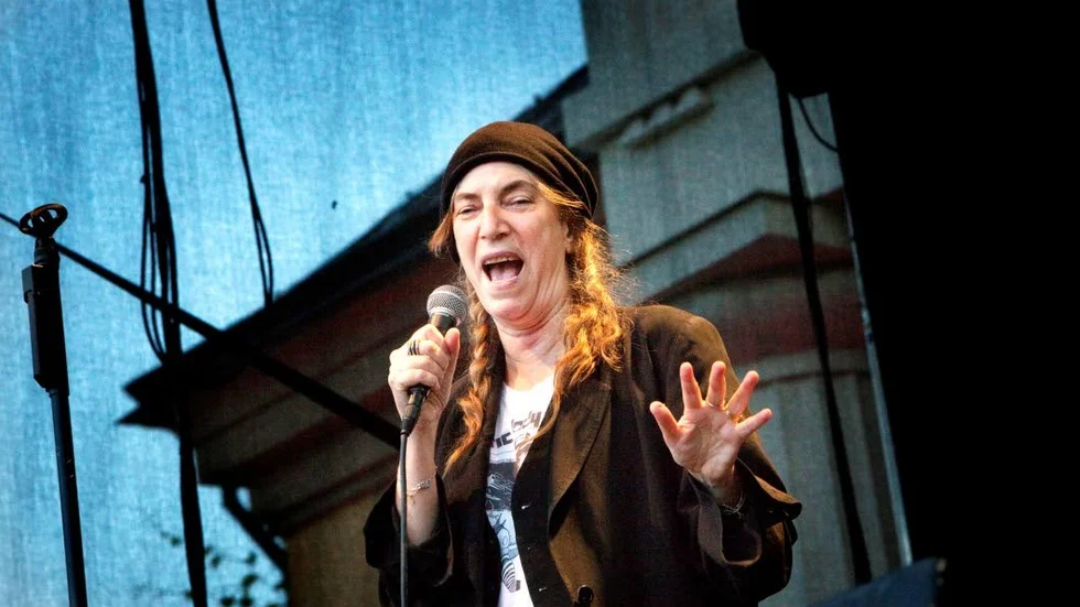 Patti Smith följer sina favoritförfattare i spåren, ofta ända fram till deras gravstenar i sin bok ”M Train”.  Anna Ehn beskriver boken som en drömsk skildring av ett kringflackande liv i skapandets tecken. På bilden är Patti Smith i Botan i Uppsala sommaren 2014.
