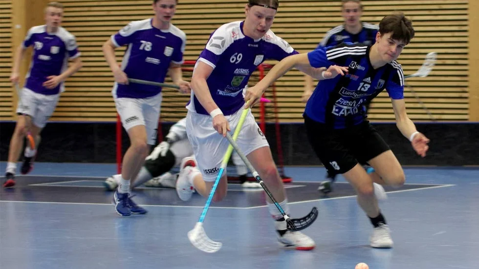 Det var en hårda kamp mellan mellan två bra lag, Sirius och Salem, när kampen om en plats i  SM-slutspelet avgjordes i IFU Arena. Här är det hemmalagets Gustav Högberg (13) som är i kamp om bollen med Salems Gustav Granlöf.