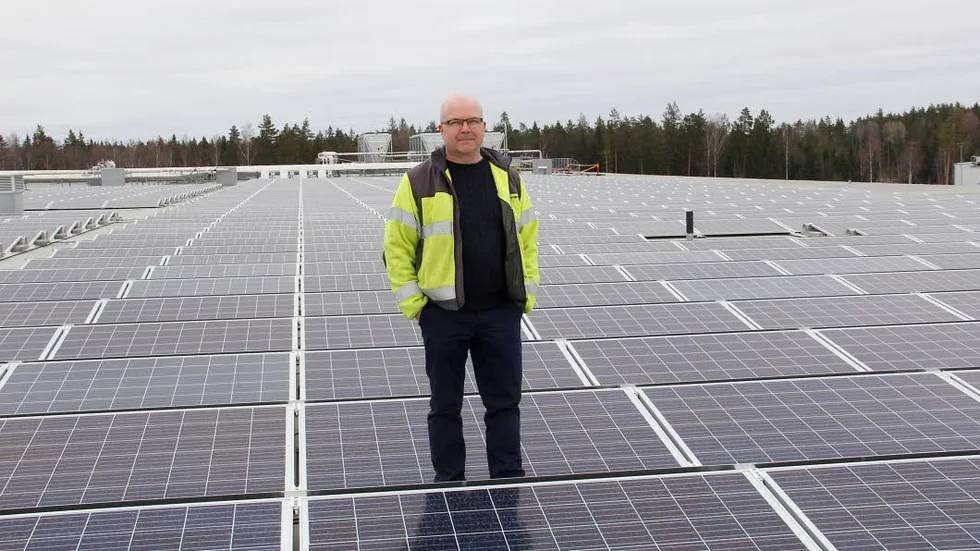 Fastighetschefen Jan Lindblom i det 3000 kvadratmeter stora solcellsfältet på Martin & Serveras tak.