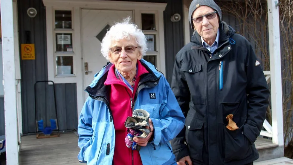 Asta och Anders Elofsson från Enköping är stammisar vid Främjarstugan och promenerade trekilometers rundan före våfflorna.