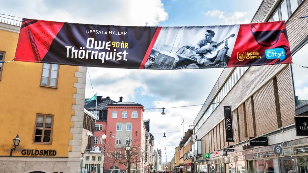 En banderoll över gatan visar att firandet av Owe Thörnqvist pågår.