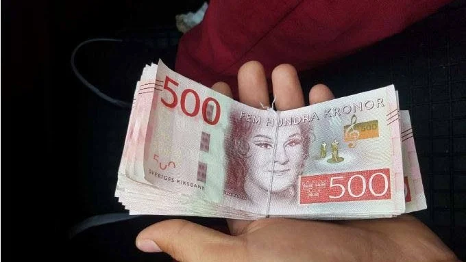 Många av Alicias kunder betalade med 500-sedlar. Det här fotot hittades i kusinens mobiltelefon.