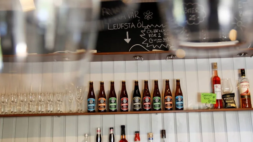 Statens fastighetsverk ändrar inriktning när det gäller värds­huset i Lövstabruk. Istället för någon som arrenderar hela stället söker de nu någon som bara arrenderar café- och restaurangverksamheten i sommar.