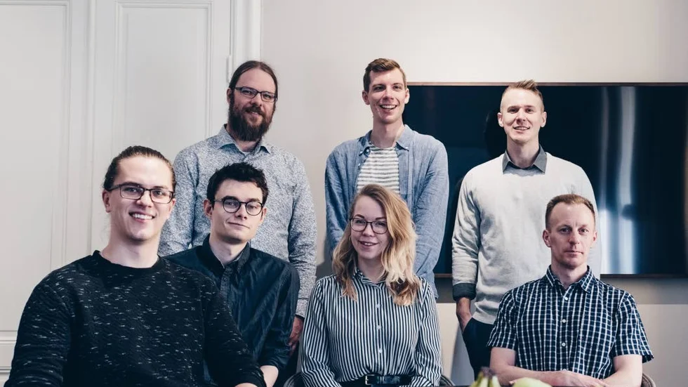 Här är personerna som arbetat med examensjobben om bildigenkänning, snarkdetektion och serverlösa nätverk: Mikael Axelsson, Consid, Caspar Lindvall och Johan Windahl. Främre raden från vänster: Mikael Söderberg, Ludvig Palmersjö, Sofia Ellegren, studentambassadör och Petter Lönnstedt, handledare.