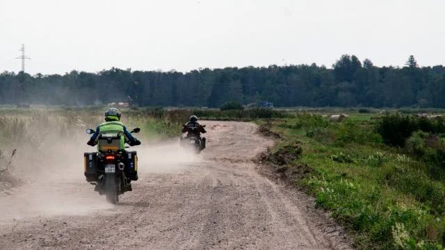 Grusväg genom en nationalpark i Litauen.