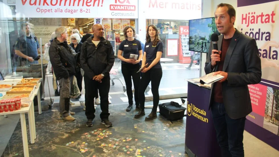 Uppsala kommun bjöd på pizza i Gottsunda centrum. Kommunstyrelsens ordförande Erik Pelling (S) höll ett kort inledningstal.