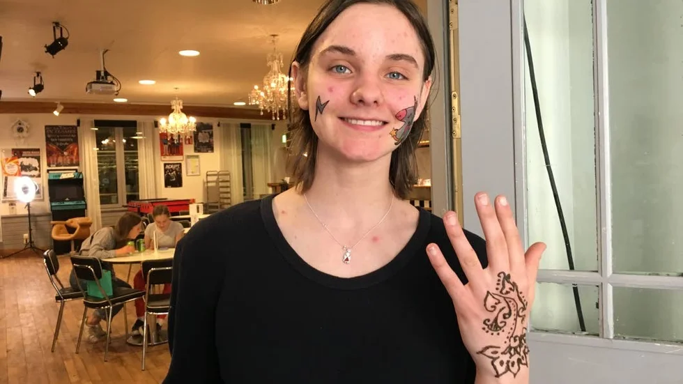 Rebecka Jansson från Stavby tycker att det är bra att tjejerna får ta plats på Tjejmässan. Här har hon gjort henna-tatueringar.