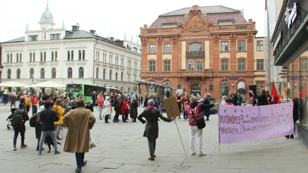 Feministiskt initiativ demonstrerade på Stora torget. Ett 50-tal deltog.