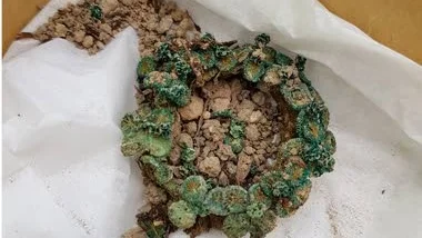 I några gravar fanns utsmyckningar, ofta kransar eller blommor  tillverkade av tunn metalltråd, ibland i kombination med andra material.