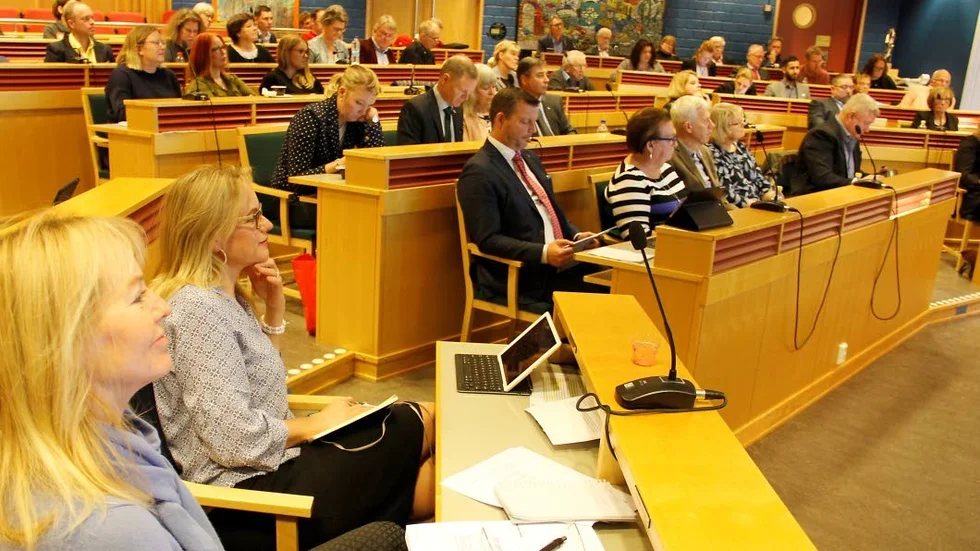 Ulrika Ornbrant (C)  tvåa fr v, kommunalråd, t h kommunstyrelsens ordförande, Ingvar Smedlund (M)  (i röd slips).