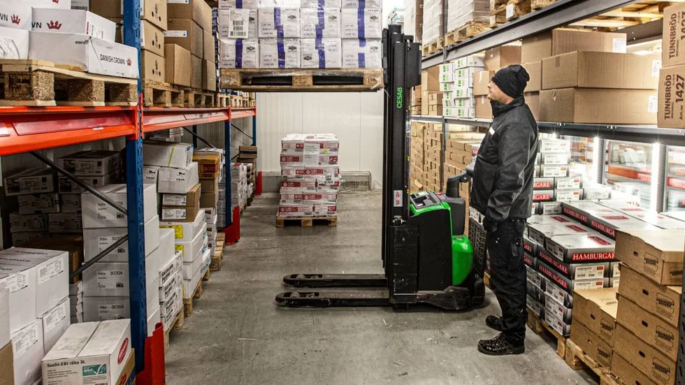 Henrik Jansson arbetade tidigare i kylrum på Scan. ”Här växlar vi mellan att vara i kylan och ute i butiken. Men på Scan körde man truck i tvågradig värme åtta timmar i sträck. Det blev benen stela av.”