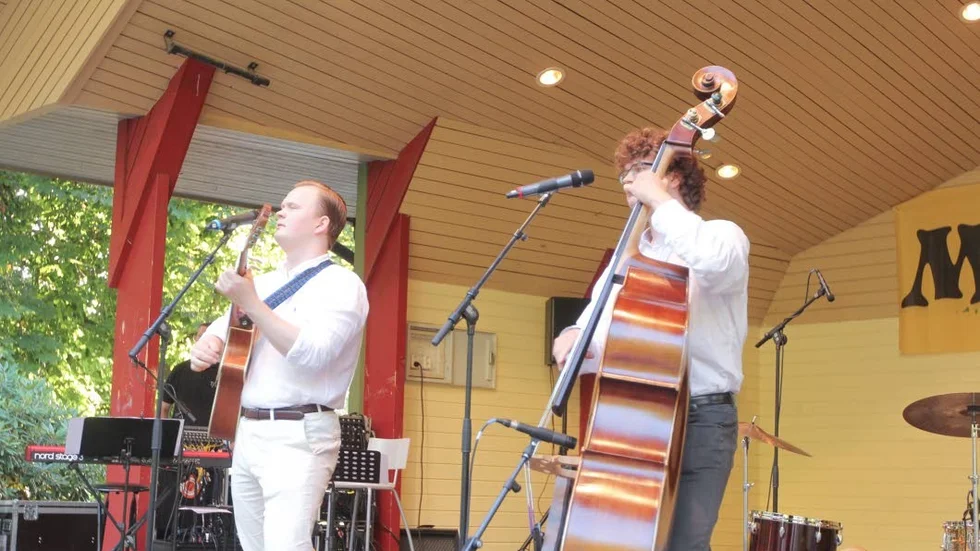 Bröderna Anders och Martin Wennberg rev av några Cornelis-låtar.