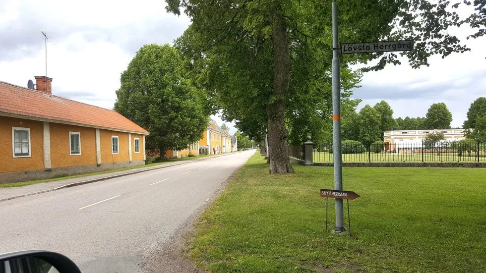 Så här ser det ut i dag på huvudgatan som går rakt igenom Lövstabruk.