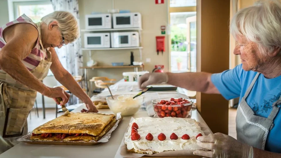 Märta Åman och Maja Pettersson har rutin på tårtbakandet till Midsommarfesten.