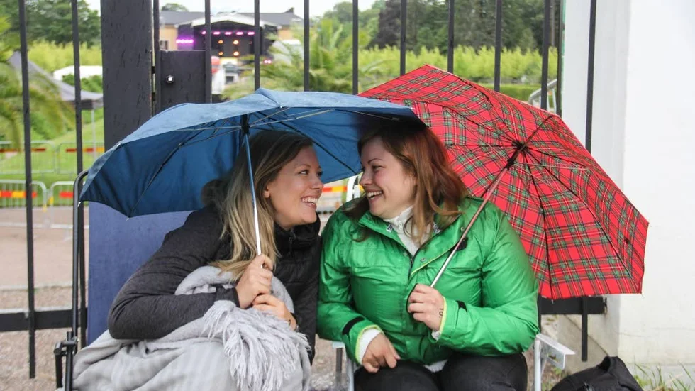 Sandra Andersson och Caroline Ågren är på gott humör trots regnet. "Det är som en stillsam folkfest", säger Caroline Ågren.