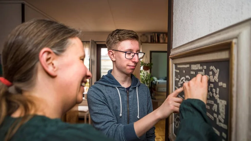 Hemma hos familjen Forsgard har de satt upp en tavla med kylskåpspoesi.