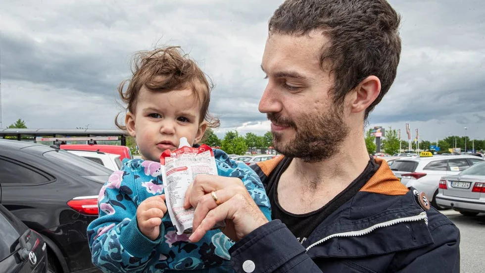 Den här dagen har Sebastian George köpt barnmat i plasttub åt dottern Attia. Men sådana plastprylar försöker han oftast undvika av klimatskäl.