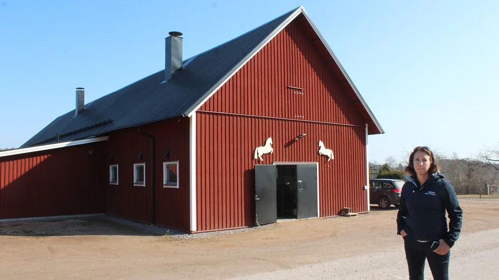 Gamleby Ridklubbs Jennie Norström är orolig för hur de höjda priserna för elen och hästfodret ska drabba klubbens verksamhet.