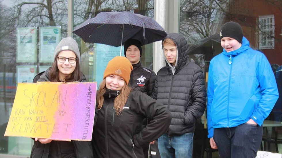 Elleonora Ali Uddman och Ingrid Nordin var kärntruppen i Knivstaungdomarnas klimatstrejk.

I bakgrunden Lukas Stehlik, Carl Norlander och Daniel Westerholm.