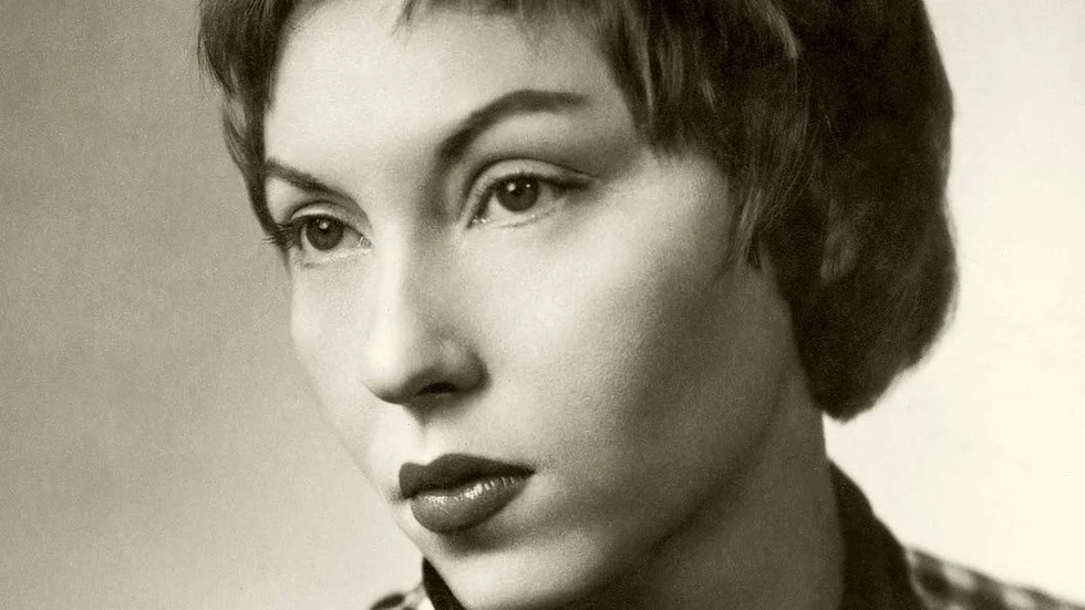 Clarice Lispector föddes 1920 i en judisk familj i Ukraina. När hon var ett år emigrerade familjen till Brasilien. Vid sin för tidiga död 1977 hade hon givit ut ett tjugotal romaner, novellsamlingar och barnböcker.