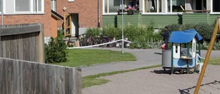 Se bilderna från mordplatsen