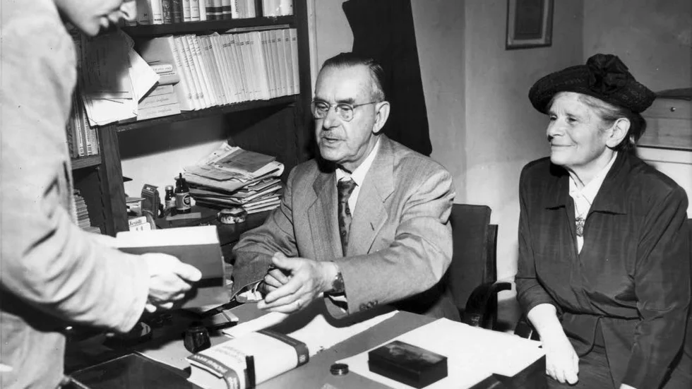 Thomas Mann (1875–1955) var en tysk författare. 1929 tilldelades han Nobelpriset i litteratur. Här ser vi honom i sällskap med sin fru, Katia Mann, under en resa till Frankrike.