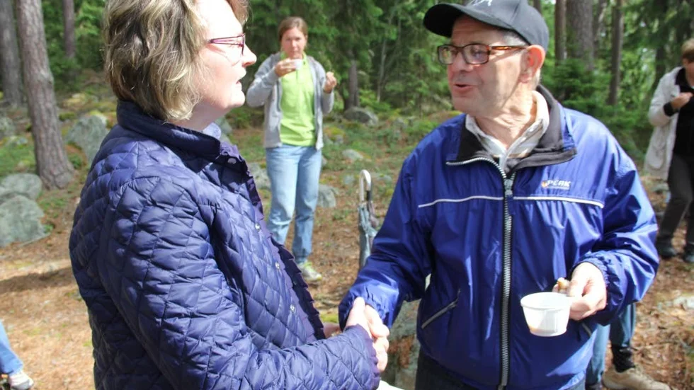 Kommunalrådet Marie Wilén (C) framförde till Torsten Persson en hälsning till hans bror Ingvar att kommunen är djupt tacksam över gåvoskogen. I bakgrunden kommunens miljöstrateg Camilla Winqvist.