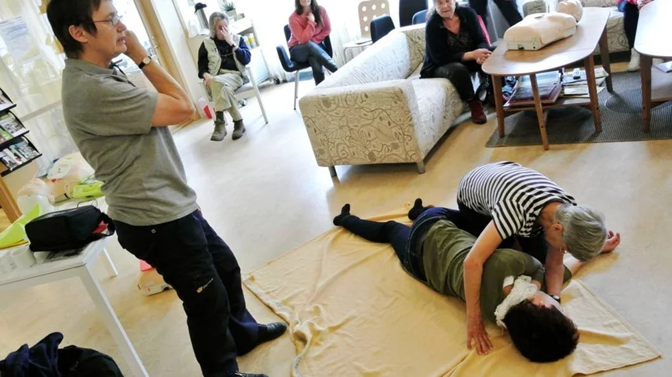 STABILT. Karin Sandberg instruerar  Anita Andersson att  placera Anita Ståhlberg i stabilt sidoläge.