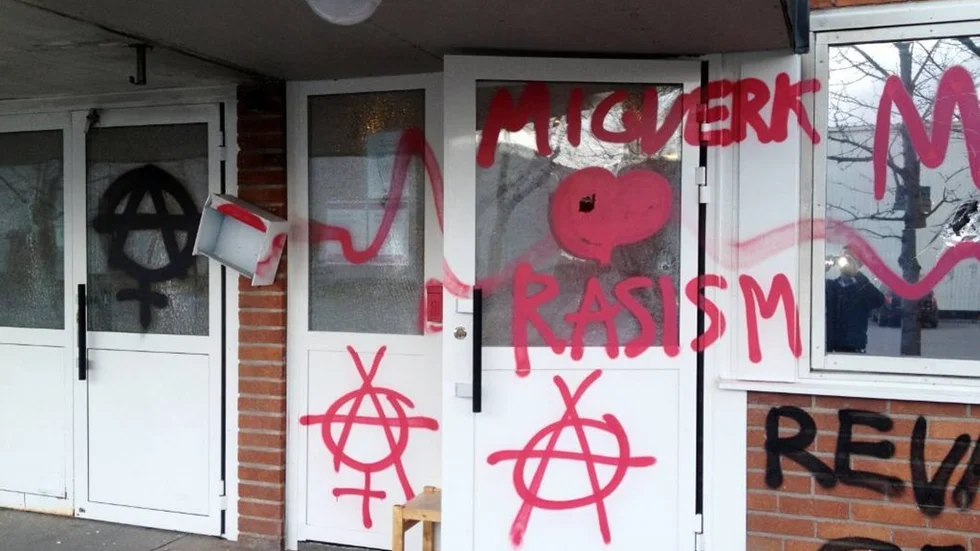 UPPSALA 20140401 
Migrationsverket i Uppsala har blivit utsatt för vandalism under natten mot tisdagen. Fönsterrutor har krossats och fasaden nedklottrad med sprayfärg.
Foto:  Migrationsverket / Handout / kod 10500
**OBLIGATORISK BYLINE:  / **
**Endast för redaktionell användning. Bilden kommer från en extern källa och distribueras i sin ursprungliga form som en service till våra abonnenter**