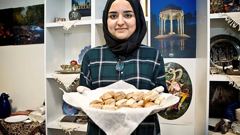 Mayam Dinar serverade specialiteter från det persiska köket, bland annat brödet nan youkheh.