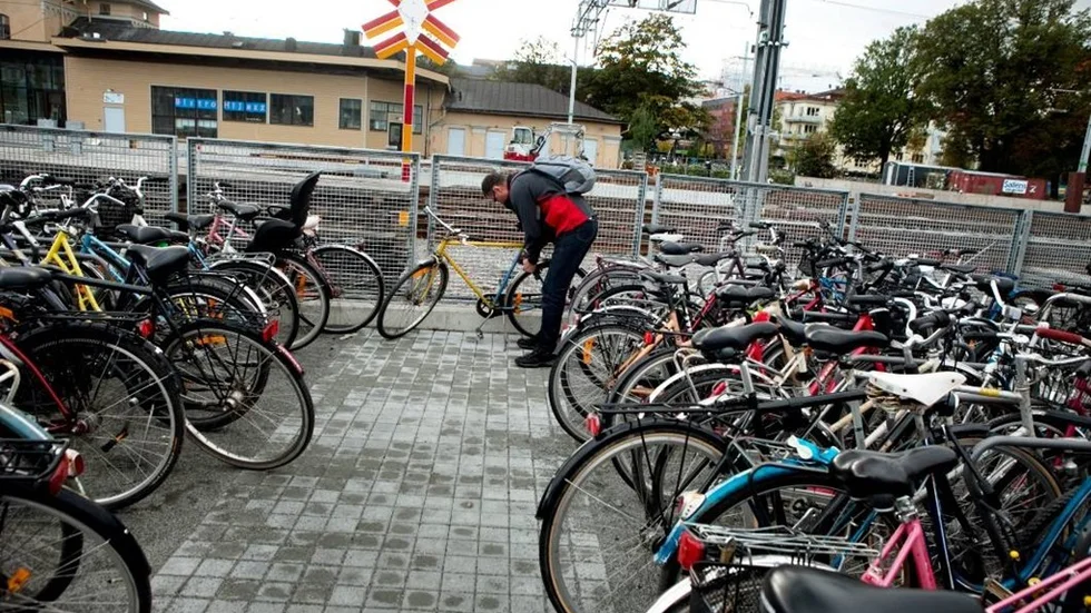 Cykelparkering vid Resecentrum utanför Godsmagasinet. Peter Dahlberg parkerar sin cykel.