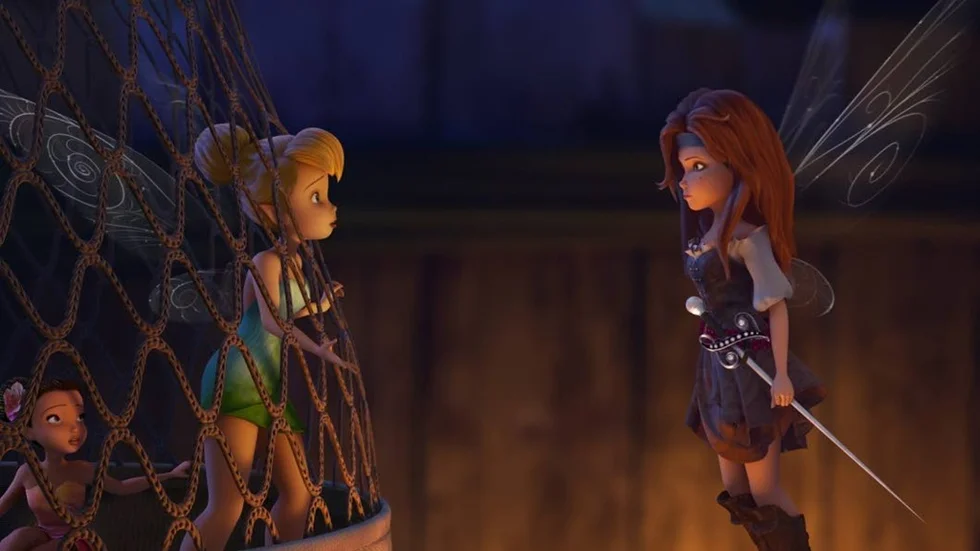 Tingeling och hennes vänner råkar illa ut när de tar sig ombord på ett sjörövarskepp. Piratfén Zarina vill först inte ha med dem att göra i det nya äventyret "Tingeling och piratfén".