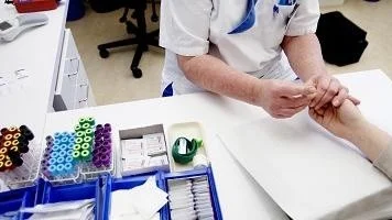 Rasbo vårdcentral har blivit utsedd till Uppsala läns bästa vårdcentral. På bilden: Karin Thörnvall med patient.