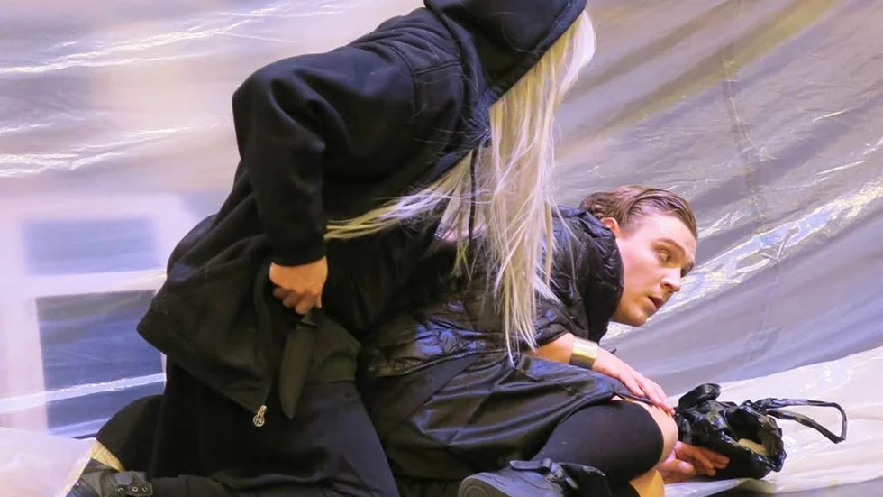 Vandrare. Sebastian Sporsén och Andreas Strindér gestaltar en gåtfull duo i "Kärlek i ödemarken" på Gottsunda Dans & Teater.