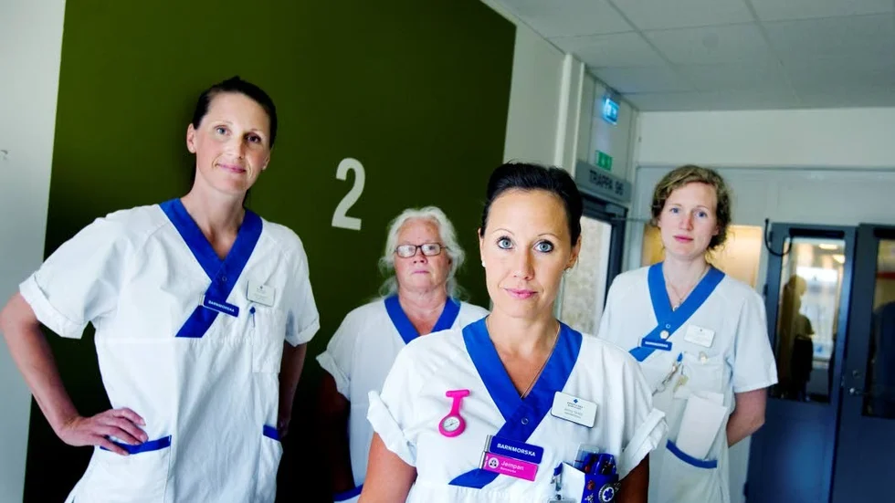 Barnmorskorna vid Akademiska sjukhuset kräver bättre löner. Jenny Grälls längst fram och från vänster Tove Jägerbert, Agneta Wolrath och Johanna Uggla Lindmark
