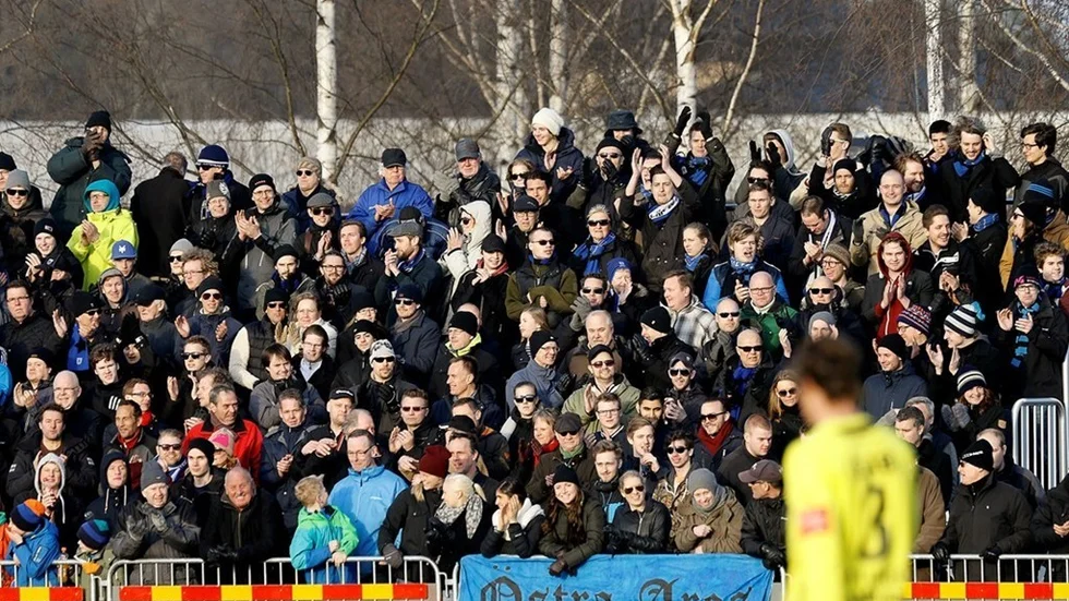 fotboll Sirius(blåsvart) - Halmstad, publik med solglasögon i solskenet på Lötens IP.