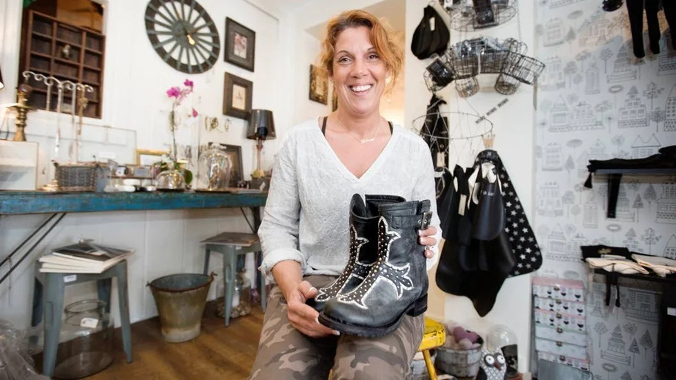 Jessica Eriksson på Hugo W visar upp boots som hon hittat hos en leverantör i Barcelona.